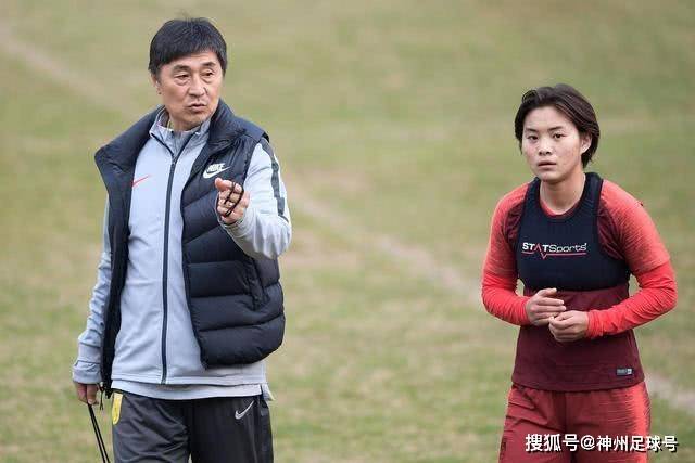 曼联官方宣布梅努荣获9月最佳球员称号